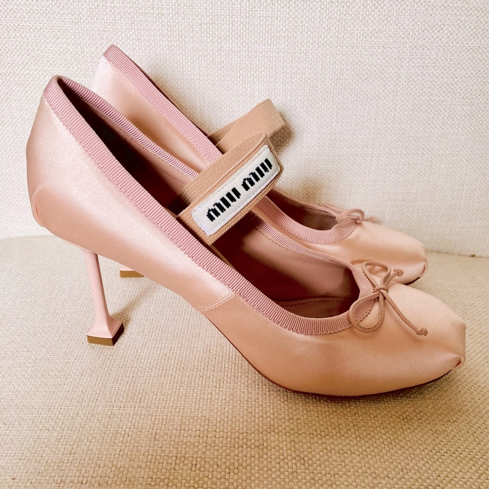 MIU MIU Satin Ballet Pumps EU 37
NWB
Leather sole
85 mm varnished heel
Imported